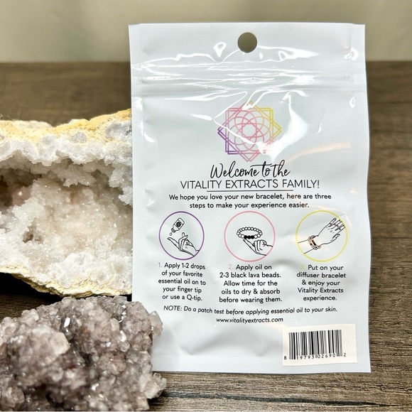 Vitality - Green Sacred Arrow Wood Diffuser Bracelet - Picture 4 of 4